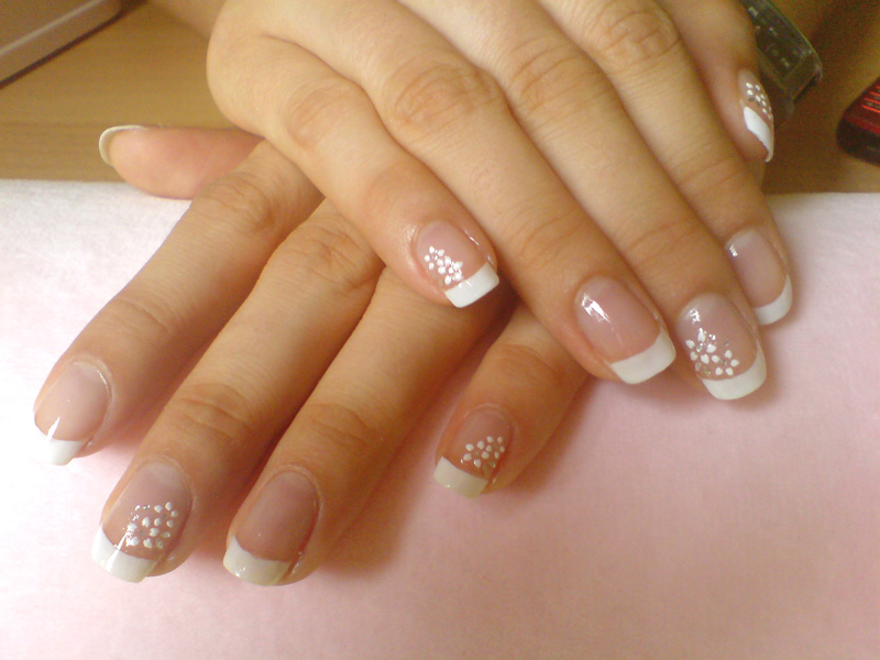 French-Manicure-White-Flowers