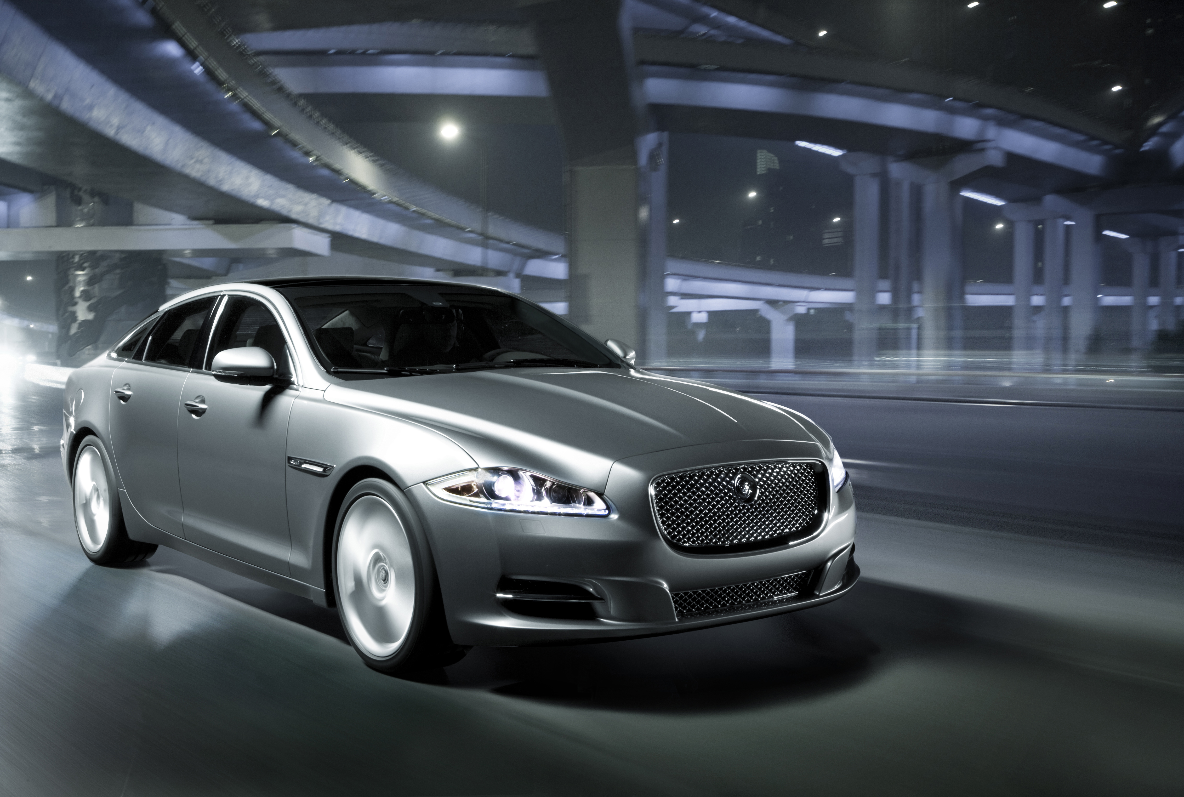 Silver-Jaguar-XJ-Luxury-Car-Images-HD-Wallpaper-Free