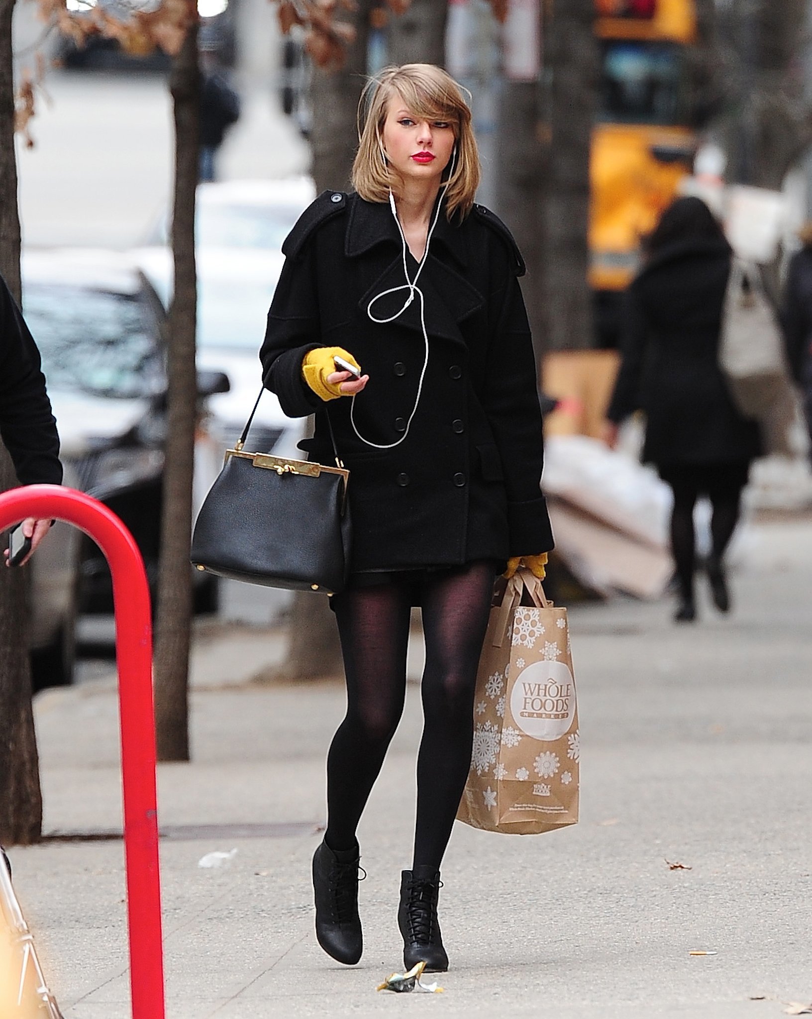 Taylor-Swift-Street-Style In Black Outfit