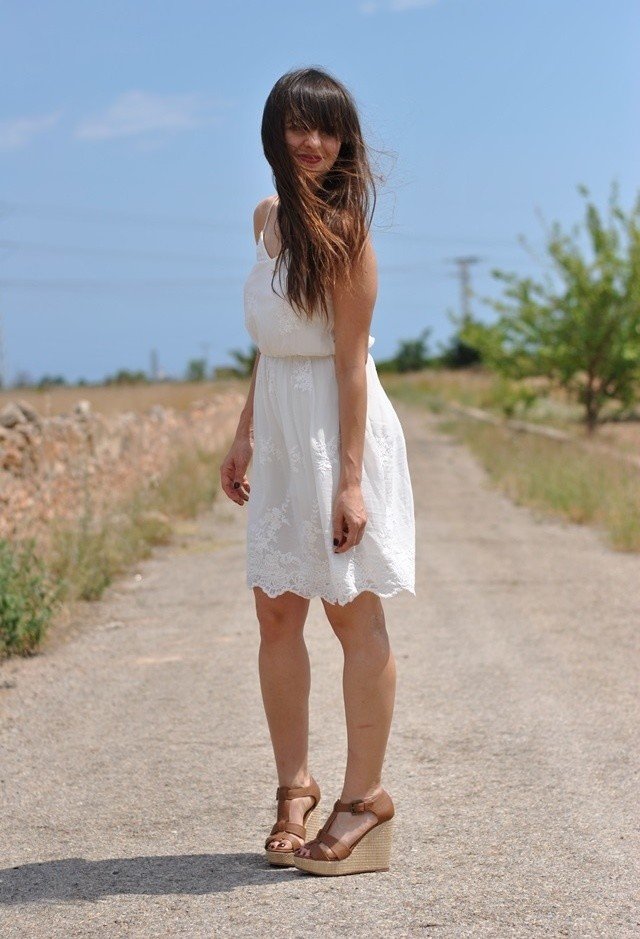White-Dress-Outfit-Idea-with-Wedges