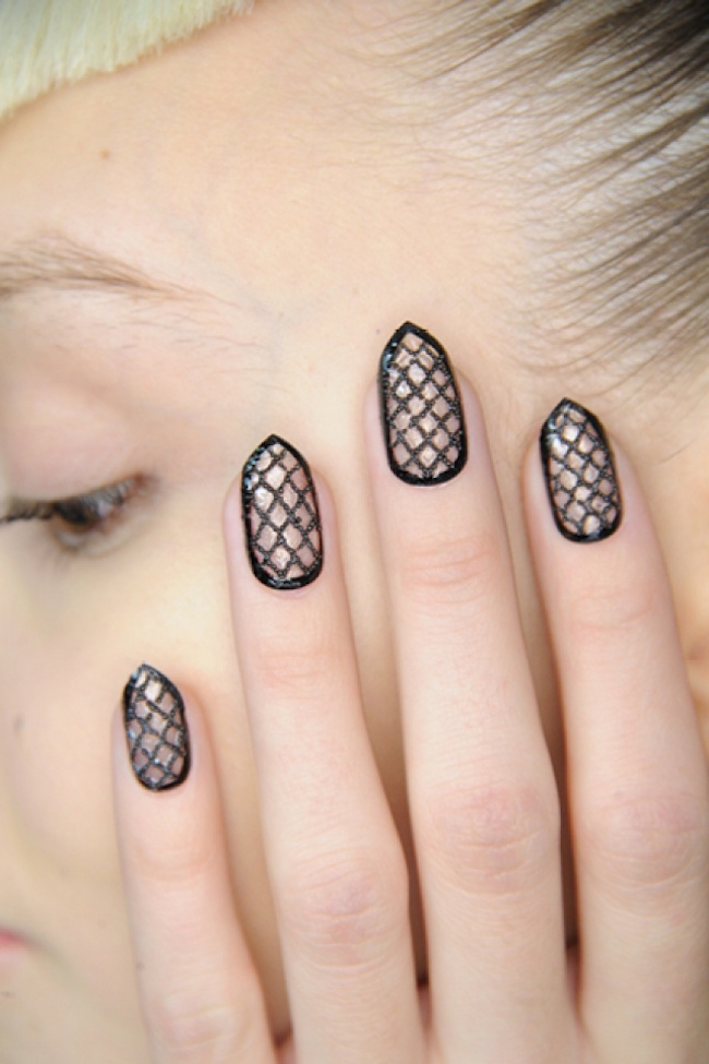 cage-negative-space-manicure-nail-art