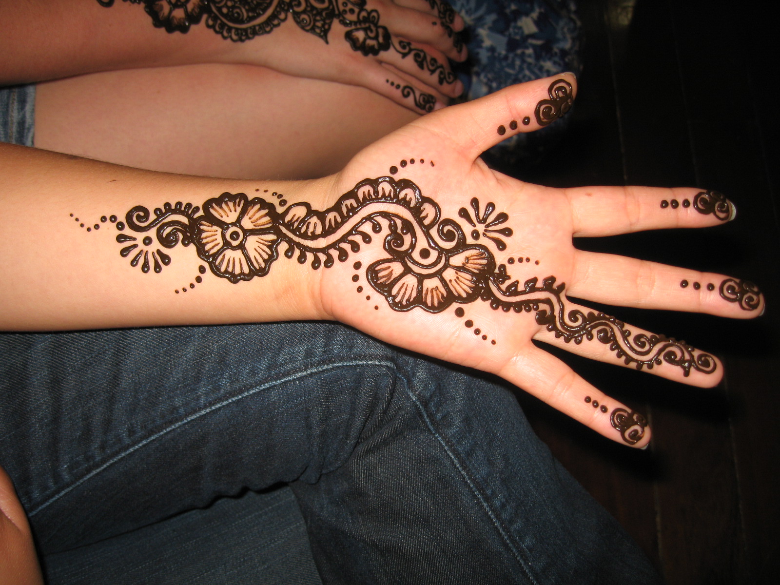 henna-flowers-tattoos-on-hand
