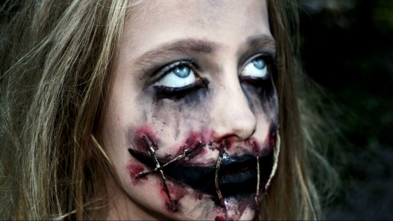 creepy-girl-with-ripped-mouth-halloween-makeup