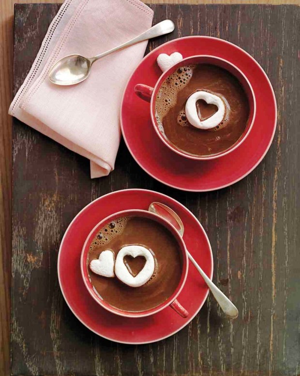hot-chocolate-with-marshmallow-hearts
