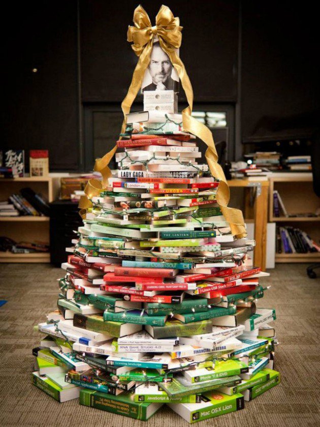 unique-christmas-tree-with-books