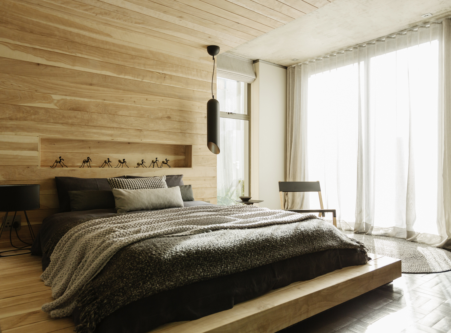 wooden-decoration-in-bedroom