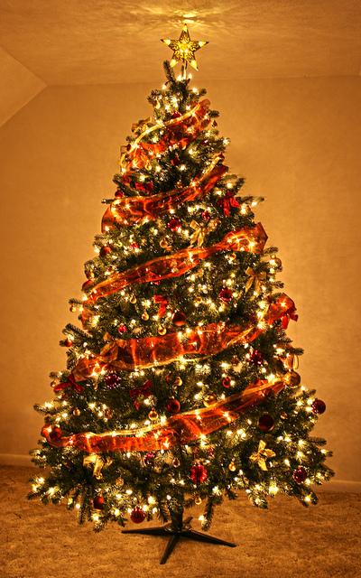apartment-christmas-tree-decorations