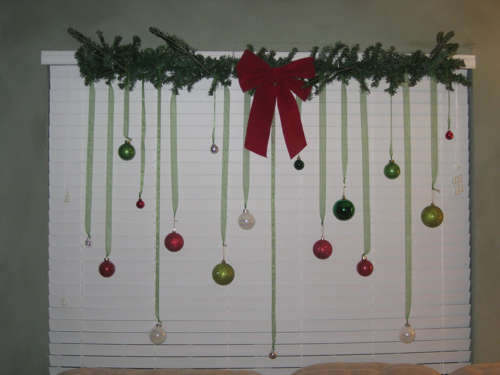 dazzling-christmas-window-decorations