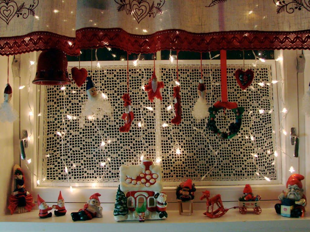 11 Awesome Christmas Window Decoration Ideas - Awesome 11